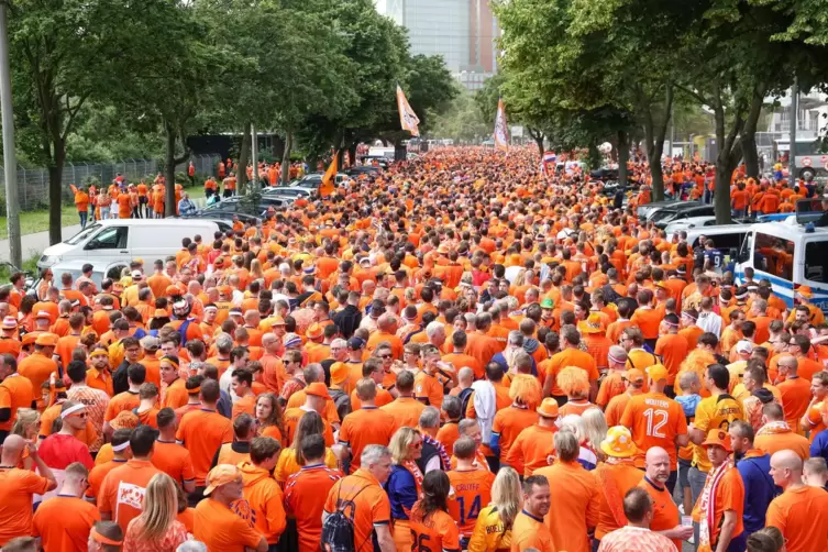 Ein Freuden-Marsch niederl&auml;ndischer Fans in Hamburg.