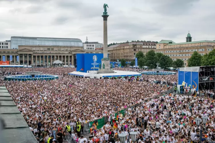 Public Viewing auf dem Schlossplatz in Stuttgart. 