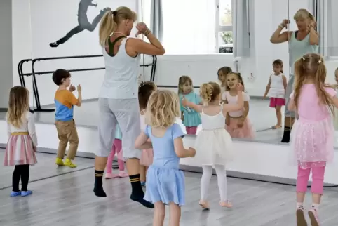 Tanzlehrerin Susanne Gauf zeigt dem Nachwuchs von drei bis fünf Jahren im Kurs „Kreativer Kindertanz“ vor, wie es geht. Es dreht Tanzlehrerin Susanne Gauf zeigt dem Nachwuchs von drei bis fünf Jahren im Kurs „Kreativer Kindertanz“ vor, wie es geht. Es dreht
