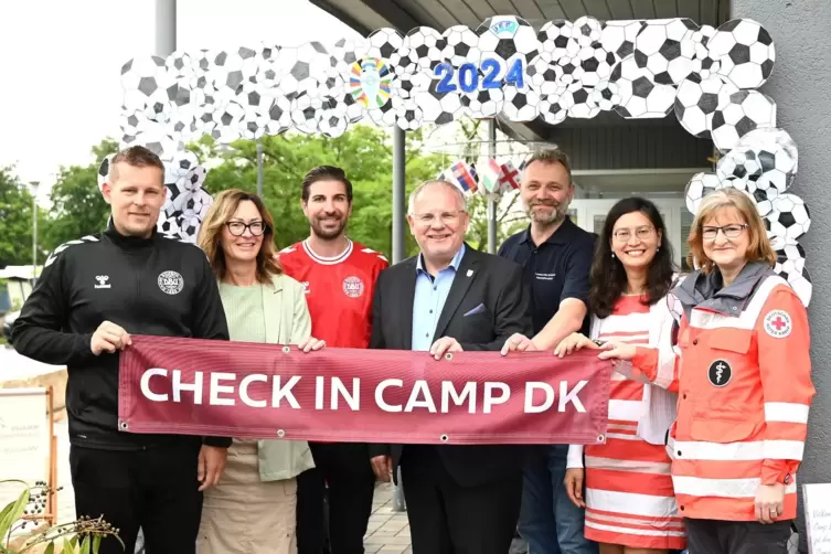 Eventmanager Mads Damgaard (links) &uuml;bergibt Zelte und Ausr&uuml;stung aus dem Camp an Astrid Schaupp vom Deutschen Roten Kreuz (recht