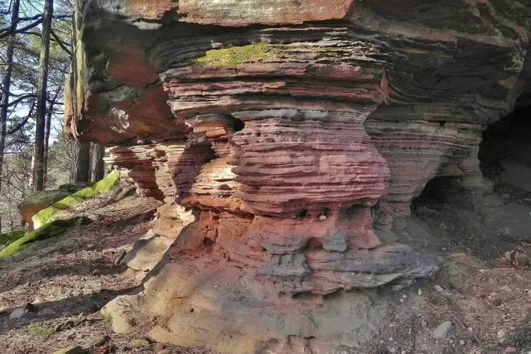 Das Naturdenkmal &bdquo;Schwarzer Herrgott&ldquo; mit unterschiedlich verwittertem Buntsandstein.