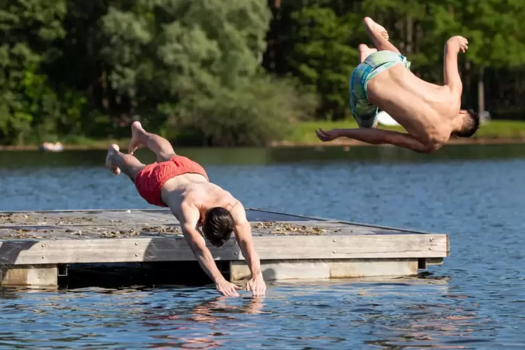 Ohne Abk&uuml;hlung und bei unbekannten Gew&auml;ssern gef&auml;hrlich: der Sprung ins kalte Wasser.