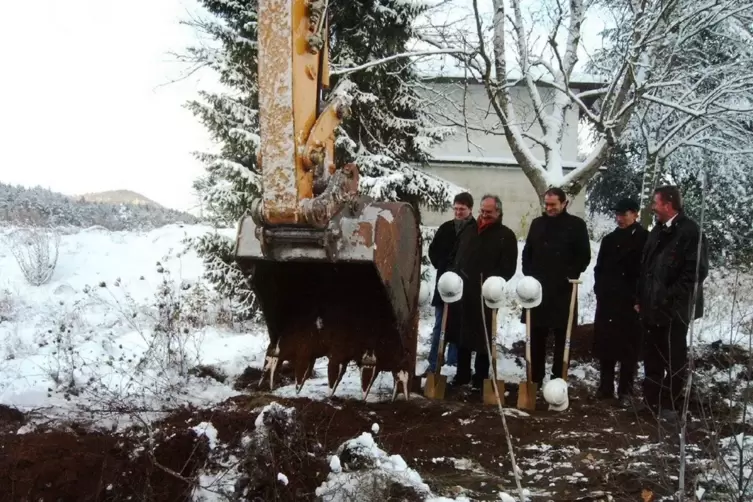 9. Dezember 2004: Der Abriss beginnt, beobachtet von dem (von links) damaligen Ortsb&uuml;rgermeister Steffen Zimmermann, den Bunker-