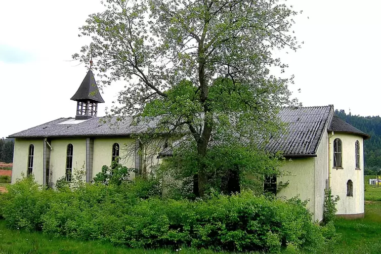 Nach dem Abriss des US-Hospitals bleibt die kleine Kirche zun&auml;chst auf dem Gel&auml;nde stehen. Ideen und Tr&auml;ume f&uuml;r eine Neunutzung 