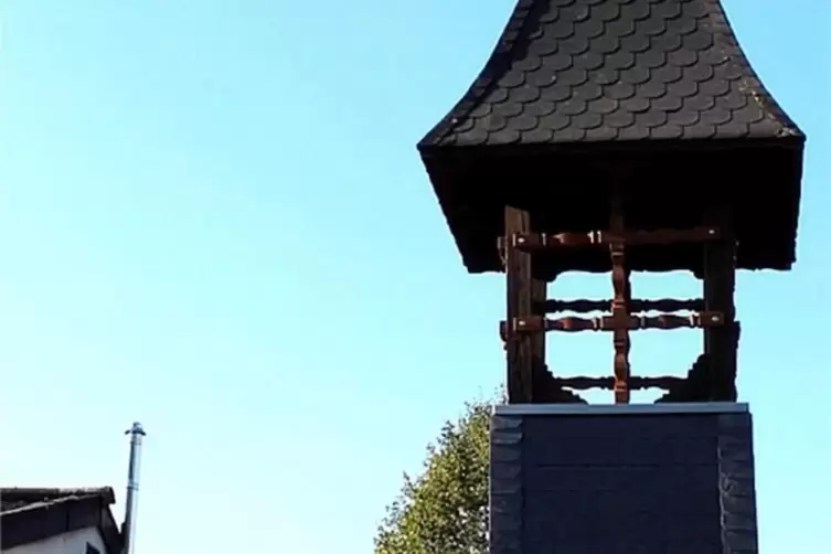 Dieser kleine h&ouml;lzerne Kirchturm ist das einzige Relikt, das von der Kirche und dem US-Hospital &uuml;briggeblieben ist. Werner Dille