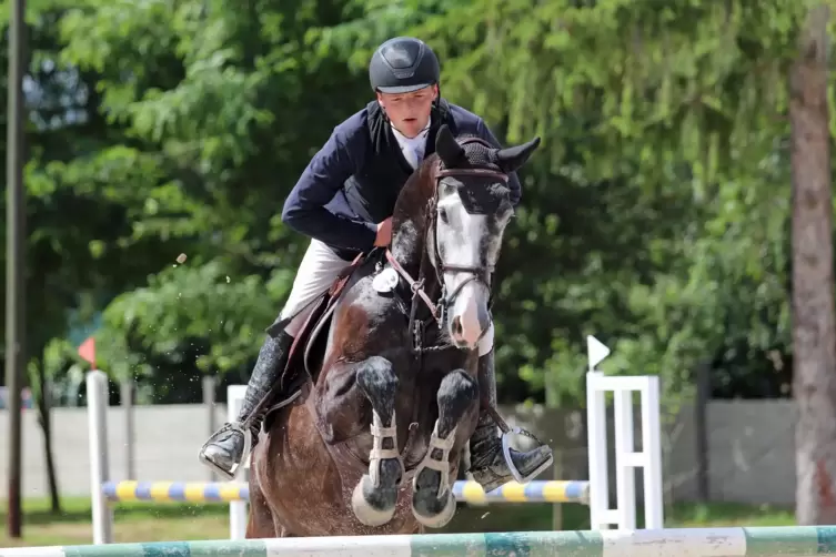 Mit dem fünfjährigen Courage PF siegte Mikka Roth (RFV Zeiskam) im Jungpferdeturnier in der Springpferdeprüfung Klasse M.
