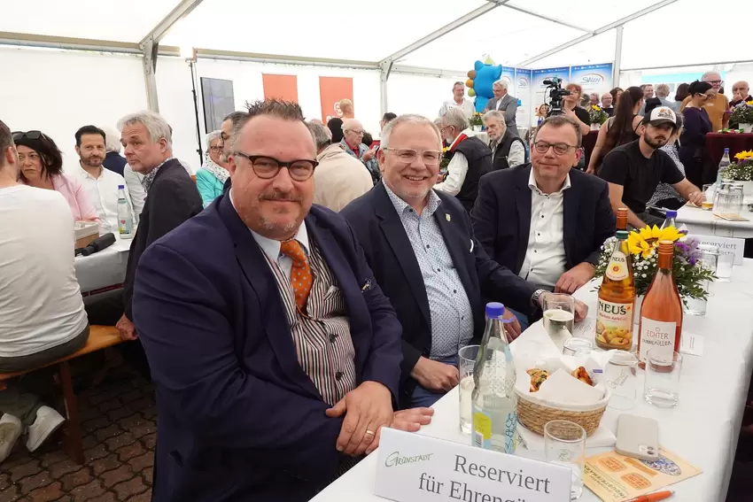 Eröffnung im Festzelt: Wirtschafts-Staatssekretär Andy Becht (links) und Landrat Hans-Ulrich Ihlenfeld.