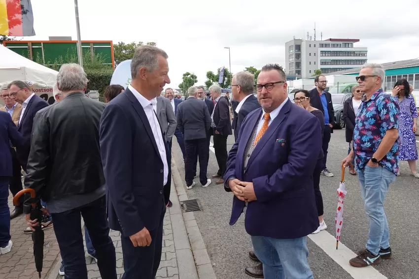 Bürgermeister Klaus Wagner (links) im Gespräch mit dem Wirtschaftsstaatssekretär Andy Becht .