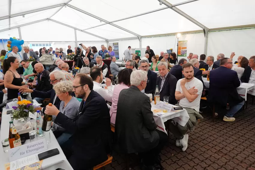 Großes Interesse: Alle Bänke und Tische waren zur Eröffnung des Industriemarkts im Festzelt belegt.