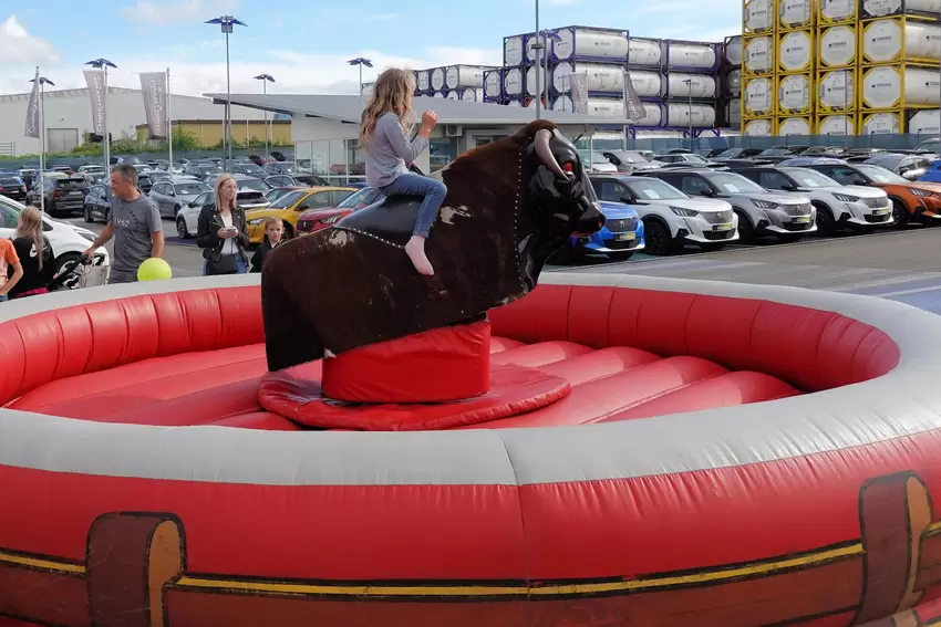 Spaß bereitete vielen jungen Besuchern das Bull-Riding beim Autohaus Christmann .