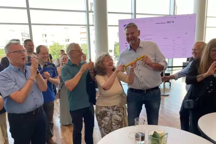 Andreas Olbert (CDU) gewinnt die Wahl zum Ortsvorsteher in Maudach und erh&auml;lt von Rita Augustin-Funck den Schl&uuml;ssel f&uuml;rs Maudach