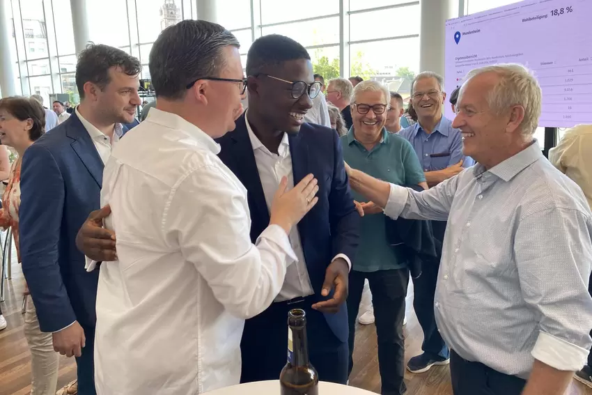 Glückwünsche für Raymond Höptner von der CDU-Führung: links Torbjörn Kartes, rechts Peter Uebel.