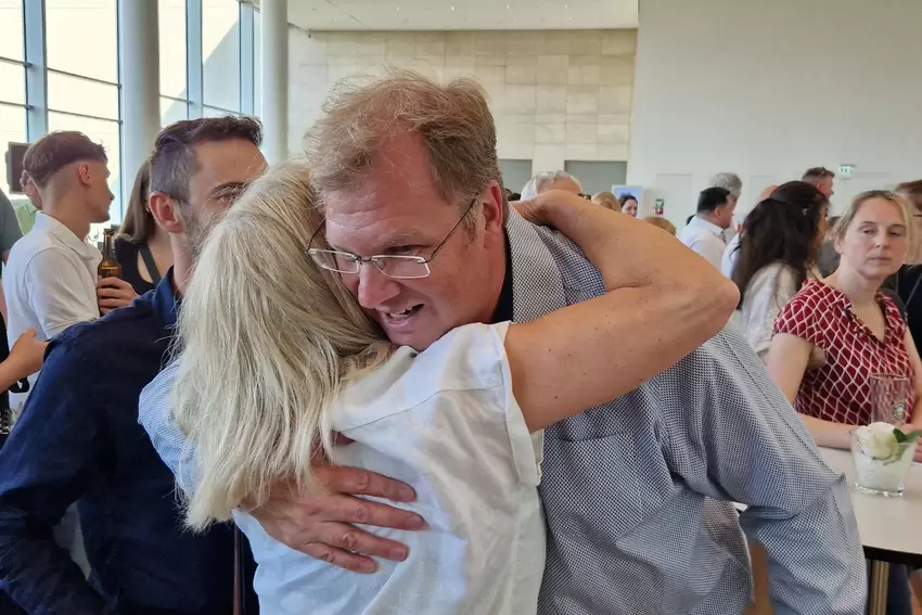 Umarmung für den Sieger in Friesenheim: Landtagsabgeordnete Marion Schneid herzt Thorsten Ralle.
