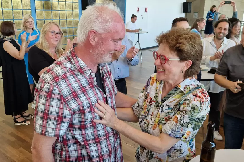 Glückwunsch von Ehefrau Bettina für Christoph Heller (CDU), Ortsvorsteher in Süd.