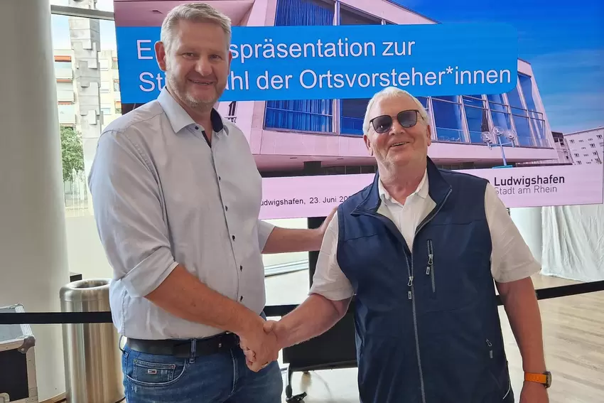 Handshake: Andreas Olbert (links, CDU) setzte sich in Maudach gegen Walter Benz (SPD) durch.