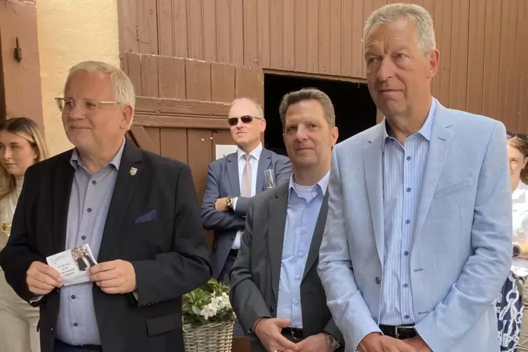 Kann sich f&uuml;rs Leinigerland auch eine m&auml;nnliche Weinhoheit vorstellen: der Bad D&uuml;rkheimer Landrat Hans-Ulrich Ihlenfeld (links) 