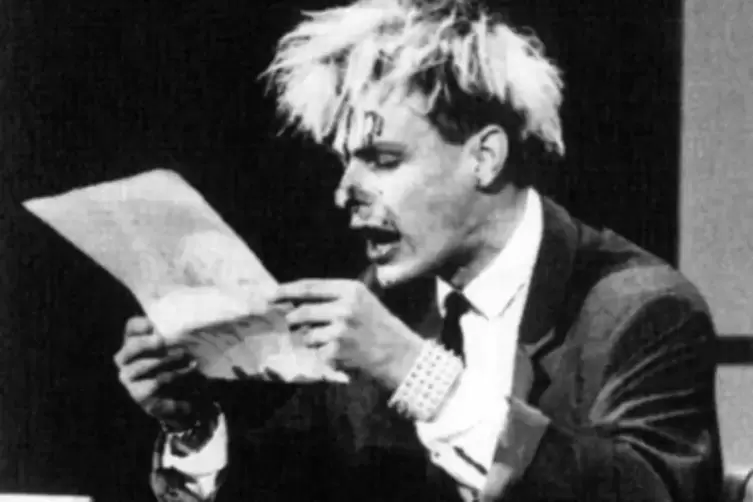 Der Klassiker: Rainald Goetz ritzt sich in die Stirn. 