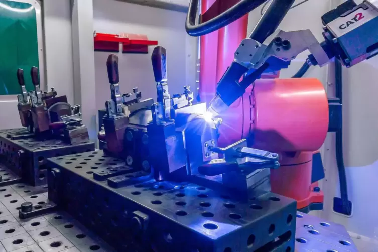 Der Schwei&szlig;roboter der Firma Dreilich bei der Arbeit. 