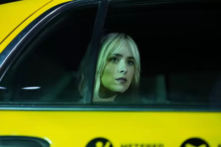 Dakota Johnson im Taxi. 