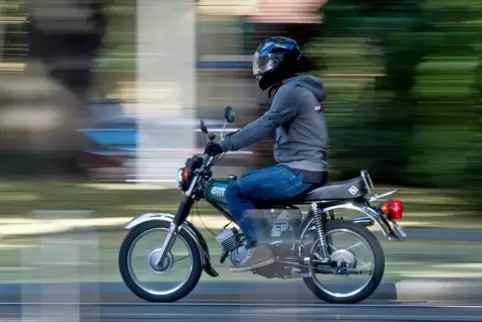 Nach der Kollision mit einem Auto soll ein junger Kradfahrer über einen Feldweg davongebraust sein. 