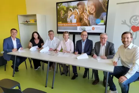 Das Foto zeigt Schuldezernent Christoph Buttweiler, Silvia Karnutsch, Vorsitzende des Fördervereins der Carl-Benz-Gesamtschule, 