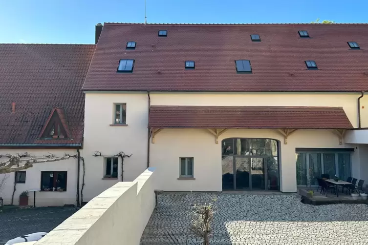 Fr&uuml;her Scheune jetzt Wohnraum: Das Objekt von vorne. 