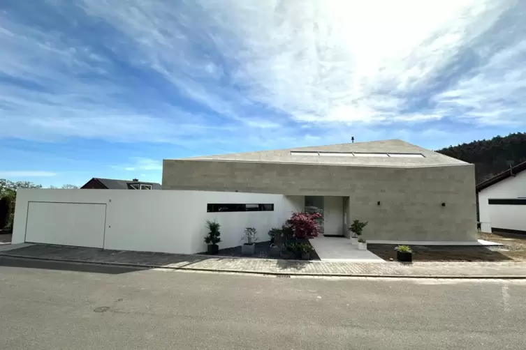 Vorne Monolith, hinten Schaub&uuml;hne: Einfamilienhaus in Bobenheim am Berg. 