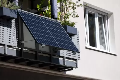 Wer sich in der Verbandsgemeinde Wachenheim ein Balkonkraftwerk anschaffen will, kann 100 Euro Förderung bekommen. 
