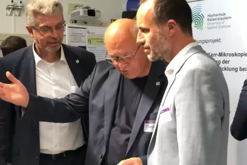 Minister Clemens Hoch beim Rundgang am Tag der Forschung, begleitet von Karl-Herbert Schäfer, Vizepräsident für Forschung und Tr