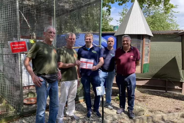 Zuchtwart Markus Kern (links) und Vorsitzender Theo Binkele freuen sich &uuml;ber die Spende des Vogelparks Viernheim, die dessen zwe