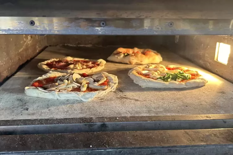 Im Foodtruck wird die Pizza belegt und gebacken. Alles andere passiert in der heimischen Pizzak&uuml;che. 