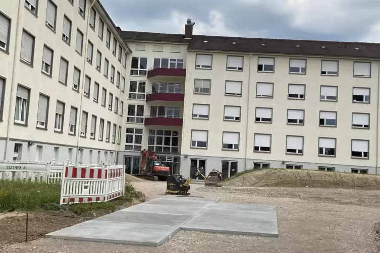 Die Arbeiten f&uuml;r den Haupteingang an der r&uuml;ckw&auml;rtigen Seite des Geb&auml;udes laufen. 