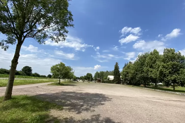 Der Hubschrauberlandeplatz zieht w&auml;hrend der Arbeiten an den Adamshof. 