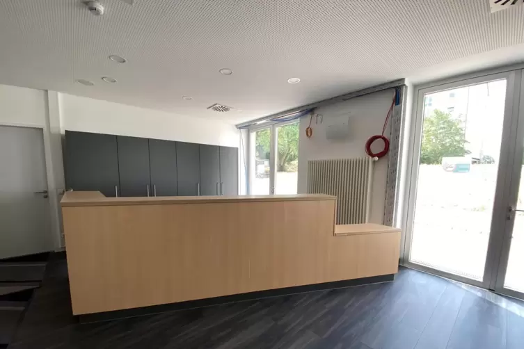 In der Klinik steht schon die Empfangstheke f&uuml;r den neuen Haupteingang. 