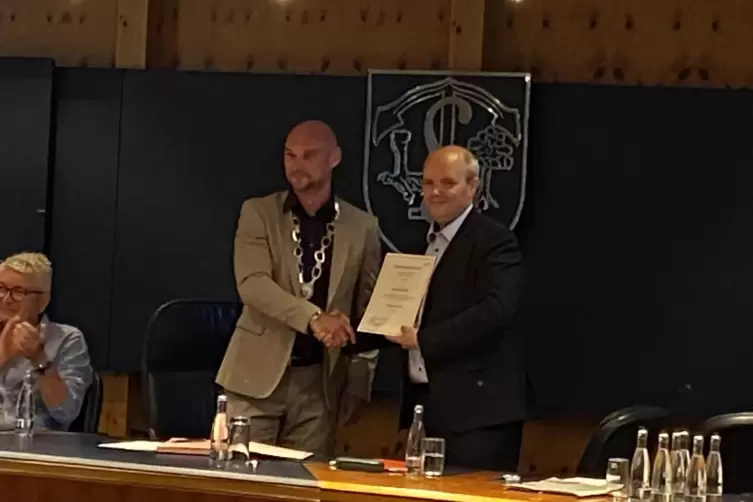 Die Ernennungsurkunde ist unterschrieben.