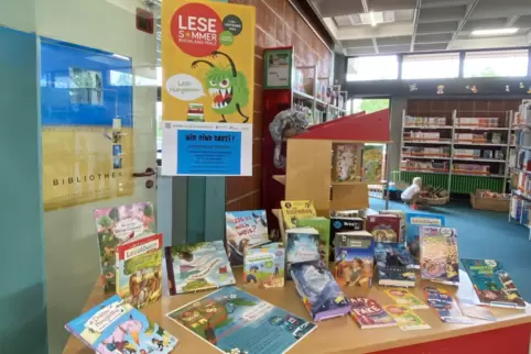 Es ist angerichtet: In der Gemeindebibliothek Mutterstadt ist der Lesesommer-Tisch mit viel Lesefutter hübsch gedeckt. 