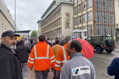 Tadano-Mitarbeiter vor dem Werksstandort Dinglerstraße. Tadano-Mitarbeiter vor dem Werksstandort Dinglerstraße.