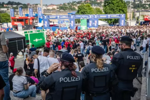 Bislang hatte die Polizei – hier in Stuttgart – relativ wenig Arbeit mit der Fußball-EM. Die meisten Fans feiern friedlich-fröhl Bislang hatte die Polizei – hier in Stuttgart – relativ wenig Arbeit mit der Fußball-EM. Die meisten Fans feiern friedlich-fröhl