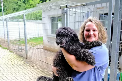  Tierheimleiterin Katja Bösel mit Großpudel Donut.