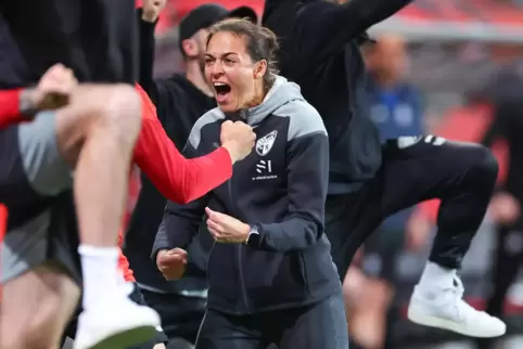 Sabrina Wittmann beim Treffer ihrer Mannschaft zum 1:1 beim Spiel gegen SV Waldhof Mannheim am 36. Spieltag.