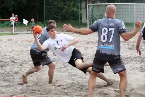 Schräglage: TG Waldsee gegen TSV Speyer (grau).