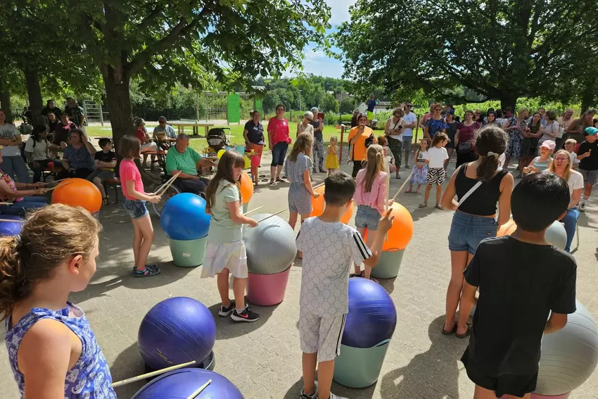 Tag der offenen Tür in der Obrigheimer Grundschule am Sonnenberg: Trommelgruppe der Viertklässler mit Bewohnern der Pro-Seniore-