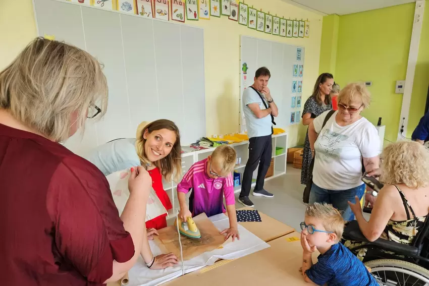 Tag der offenen Tür in der Obrigheimer Grundschule am Sonnenberg: Herstellung von Bienenwachstüchern.