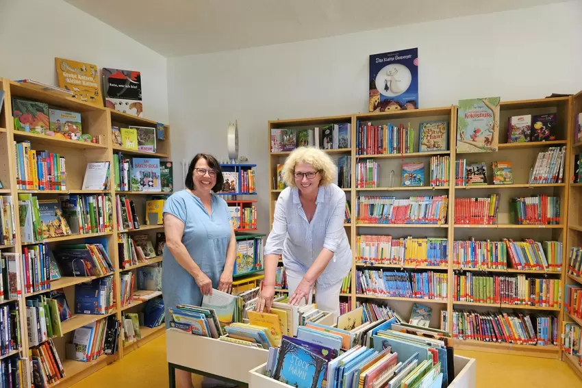 Im neuen Bücherei-Raum: Leiterin Claudia Schütze und ihre Vorgängerin Corinna Bauer.