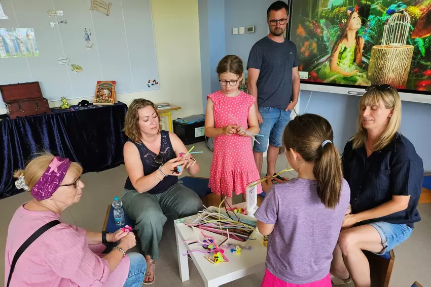 Tag der offenen Tür in der Obrigheimer Grundschule am Sonnenberg: Mutter Cathrin Perraudeau (dunkles Trägerhemd) zeigt, wie man
