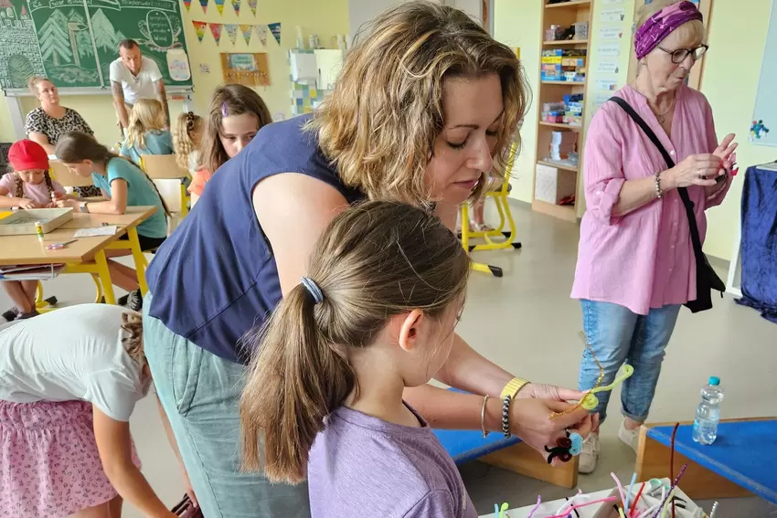 Tag der offenen Tür in der Obrigheimer Grundschule am Sonnenberg: Mutter Cathrin Perraudeau (dunkles Trägerhemd) zeigt, wie man