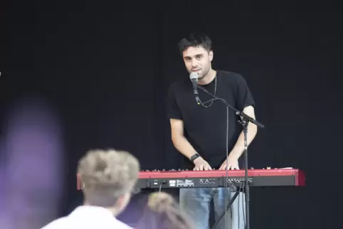 „Ich brauch’ ein’n Türsteher für all meine Gedanken“, singt Xavi in einem seiner hoch emotionalen Songs beim Auftritt im Kammgar