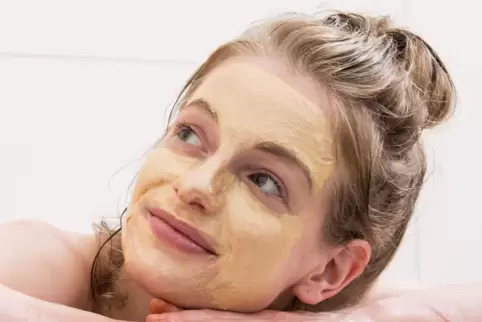 Frau mit einer Gesichtsmaske