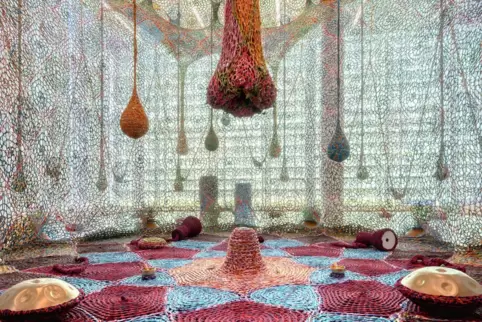 In einer anderen Welt: Spielwiese aus buntem Baumwollstoff von Ernesto Neto. 