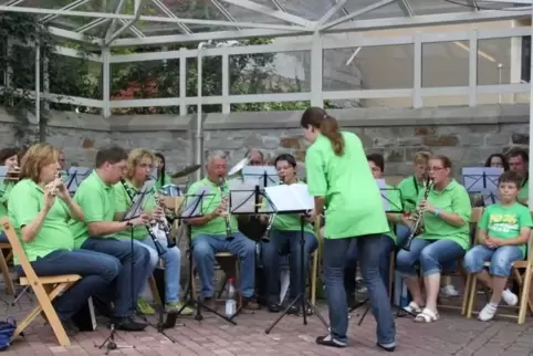 Beim Dorfplatzfest treten mehrere Musikgruppen auf.
